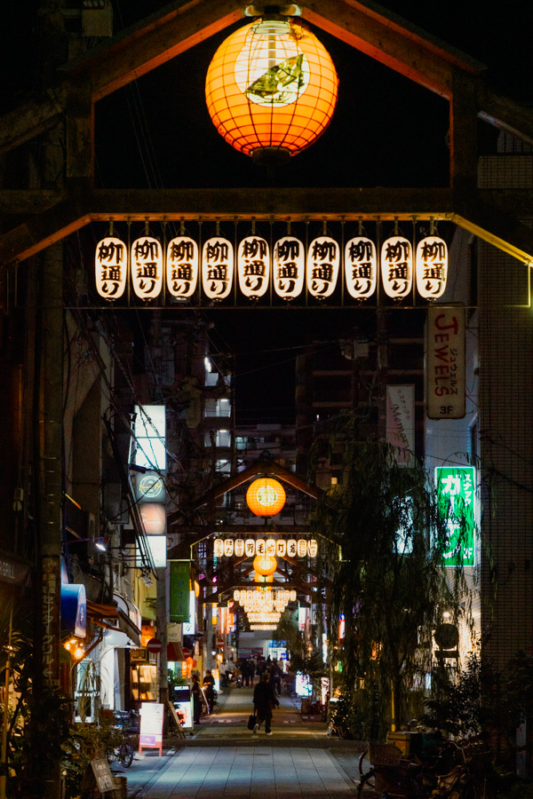 Porta luminosa, street photography a Yokohama